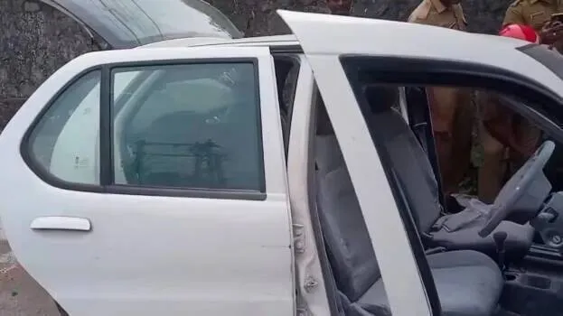  ಚಲಿಸುತ್ತಿದ್ದ ಕಾರಿನಲ್ಲಿ ಆಕಸ್ಮಿಕವಾಗಿ ಬೆಂಕಿ  – ನೋಡು ನೋಡುತ್ತಿದ್ದಂತೆ ಕಾರಿನೊಳಗಿದ್ದ ವ್ಯಕ್ತಿ ಭಸ್ಮ!