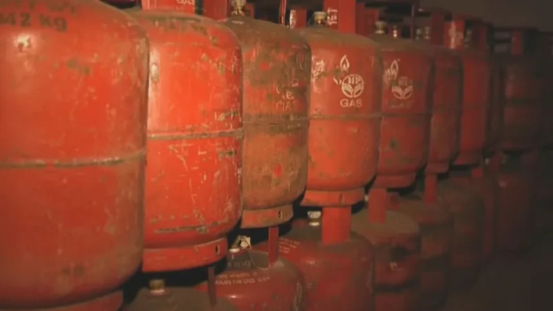 ರಾಜ್ಯದಲ್ಲಿ ಸಿಲಿಂಡರ್ ಕಳ್ಳರ ಹಾವಳಿ – ಕಾಂಪೌಂಡ್‌ನೊಳಗೆ ಇಟ್ಟಿದ್ದ ಸಿಲಿಂಡರ್‌ ಅಬೇಸ್