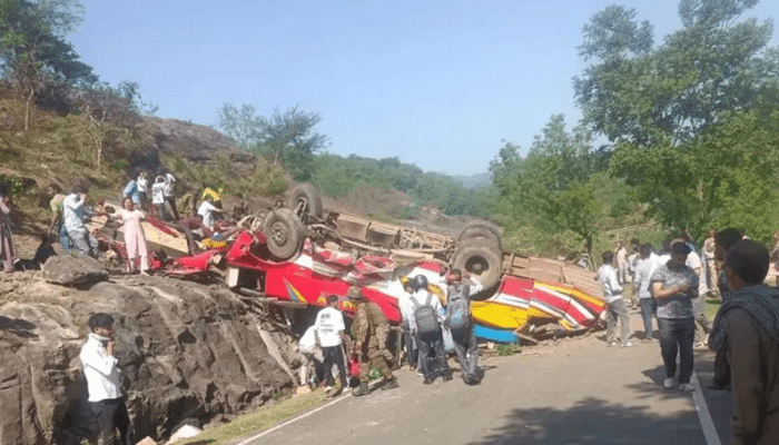ಕಂದಕಕ್ಕೆ ಬಿದ್ದ ಬಸ್!‌ – ಭೀಕರ ಅಪಘಾತಕ್ಕೆ 15 ಮಂದಿ ಬಲಿ!