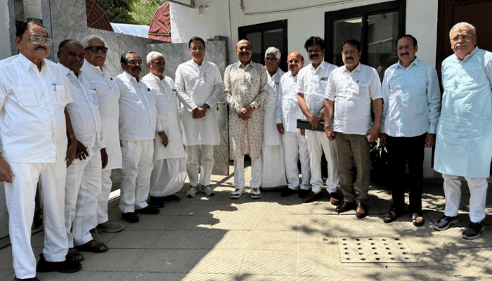 ಕಾಂಗ್ರೆಸ್‌ನಲ್ಲಿ ಸಂಪುಟ ಪುನರ್ ರಚನೆಗೆ ಸರ್ಕಸ್ –  ರಣದೀಪ್ ಸುರ್ಜೇವಾಲ ಭೇಟಿ ಮಾಡಿದ 12 ಶಾಸಕರು!