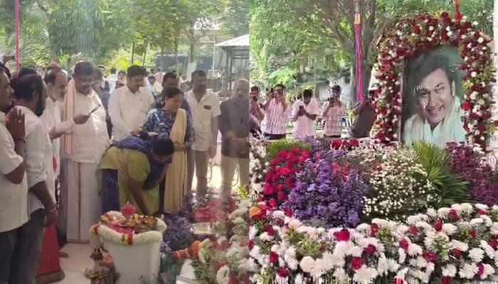 ಇಂದು ಡಾ.ರಾಜ್ 97ನೇ ಜನ್ಮದಿನ – ಕಂಠೀರವ ಸ್ಟುಡಿಯೋದಲ್ಲಿ ಅಣ್ಣಾವ್ರ ಸಮಾಧಿಗೆ ರಾಘಣ್ಣ ಕುಟುಂಬ ಪೂಜೆ