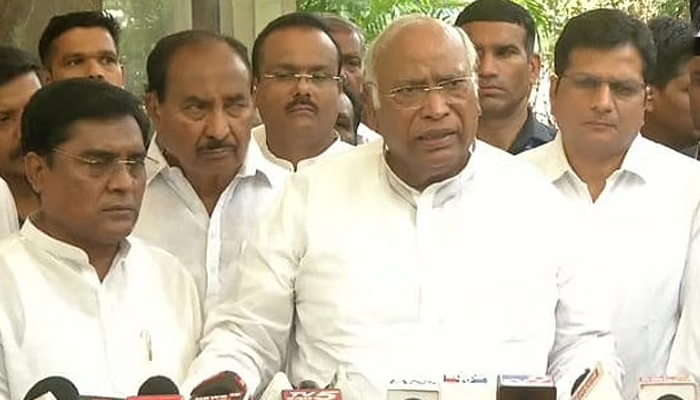 ರಾಜ್ಯದಲ್ಲಿ ಸದ್ಯಕ್ಕೆ ಸಿಎಂ ಬದಲಾವಣೆ ಇಲ್ಲ! – ಎಐಸಿಸಿ ಅಧ್ಯಕ್ಷ ಮಲ್ಲಿಕಾರ್ಜುನ ಖರ್ಗೆ
