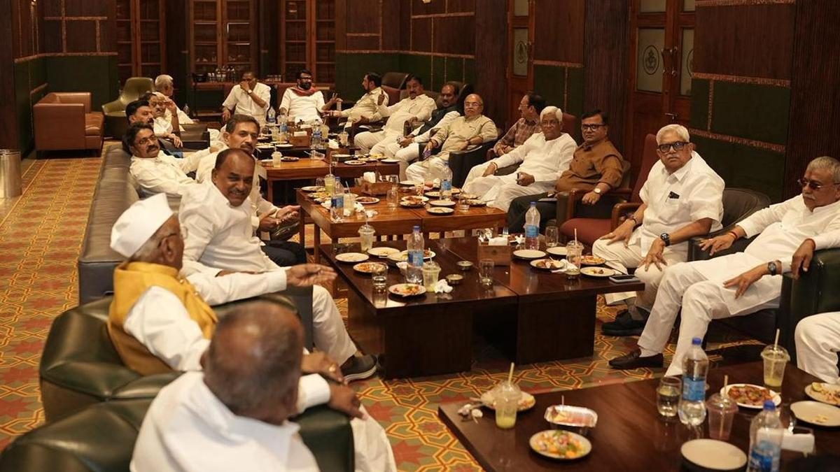 ಸಚಿವ ಸ್ಥಾನಕ್ಕೆ ಕೈ ಶಾಸಕರ ಪಟ್ಟು – ದೆಹಲಿಗೆ ಹಾರಿದ 25 ರಿಂದ 30 ಹಿರಿಯ ಶಾಸಕರ ದಂಡು