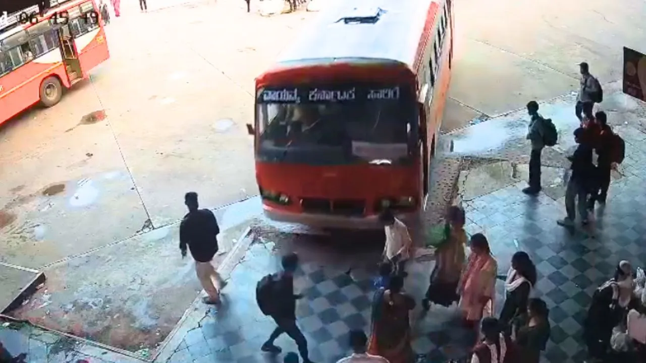 ಪ್ಲಾಟ್‌ಫಾರ್ಮ್‌ ಮೇಲೆ ಬೇಕಾಬಿಟ್ಟಿ ನುಗ್ಗಿದ NWKSRTC – ಮಗು ಸಾ*ವು, ನಾಲ್ಕು ಜನಕ್ಕೆ ಗಂಭೀರ ಗಾಯ!