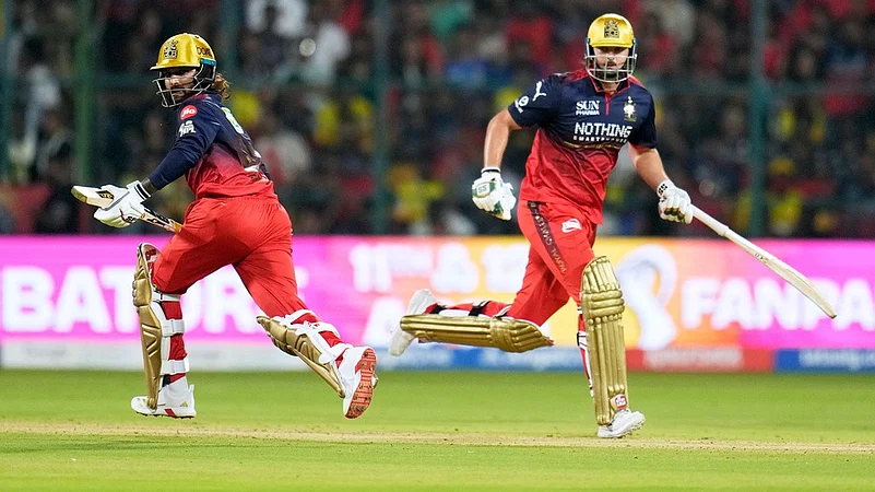RCBಯಲ್ಲಿ ಬೆಂಕಿ ಬ್ಯಾಟಿಂಗ್ – 200+ ಟಾರ್ಗೆಟ್ ಲೆಕ್ಕಕ್ಕೇ ಇಲ್ವಾ?ಪವರ್ ಪ್ಲೇನಲ್ಲೇ ಮಂಕಾದ ಬೌಲರ್ಸ್