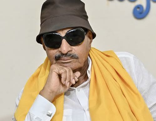ಕನ್ನಡದಲ್ಲೇ ವಾರೆಂಟ್‌ ಬೇೆಕೆಂದು ಪಟ್ಟು, ಪೊಲೀಸ್ ಜೀಪ್ ಹತ್ತದೆ ಕಿರಿಕ್ – ಸರ್ಕಸ್ ಮಾಡಿ ವಾಟಾಳ್ ನಾಗರಾಜ್‌ರನ್ನ ಅರೆಸ್ಟ್ ಮಾಡಿದ ಖಾಕಿ