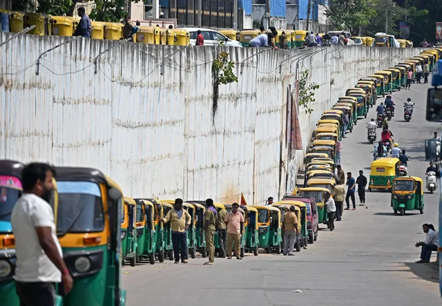 ಗ್ಯಾಸ್ ಸಿಗುತ್ತಿಲ್ಲ, ಸಿಕ್ಕರೂ ದುಡ್ಡು ಜಾಸ್ತಿ – ಆಟೋ ಚಾಲಕರ ಕಣ್ಣೀರಿಗೆ ಹೊಣೆಯಾರು?