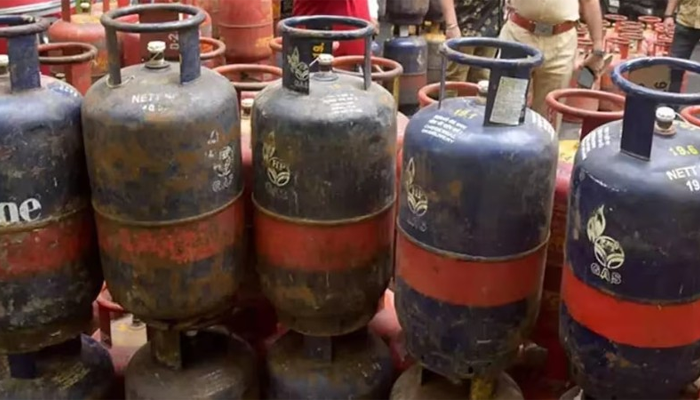ಮೇ ತಿಂಗಳ ಮೊದಲ ದಿನವೇ ಗ್ರಾಹಕರಿಗೆ ಬಿಗ್‌ಶಾಕ್!‌ – LPG ಸಿಲಿಂಡರ್‌ ಬೆಲೆ 993 ರೂ. ಹೆಚ್ಚಳ!