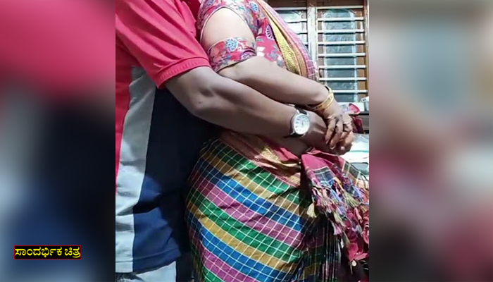 ಪಕ್ಕದ್ಮನೆ ಆಂಟಿಯನ್ನ ಹಿಂಬಿದಿಯಿಂದ ತಬ್ಬಿಕೊಂಡ ಅಂಕಲ್‌! – ಆಮೇಲೆ ಆಗಿದ್ದೇನು ಗೊತ್ತಾ?