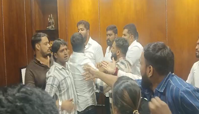 ರಣರಂಗವಾದ ಕೆಪಿಸಿಸಿ ಕಚೇರಿ! – ಕಾಂಗ್ರೆಸ್ ಕಾರ್ಯಕರ್ತರ ನಡುವೆ ಮಾರಾಮಾರಿ!