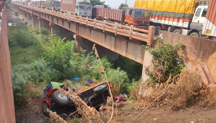 ತುಂಗಭದ್ರಾ ಸೇತುವೆ ಮೇಲಿಂದ ಕೆಳಗೆ ಬಿದ್ದ ಟ್ರ್ಯಾಕ್ಟರ್! – ಒಂದೇ ಕುಟುಂಬದ 7 ಮಂದಿ ಸಾವು.. 10ಕ್ಕೂ ಹೆಚ್ಚು ಜನರಿಗೆ ಗಾಯ!