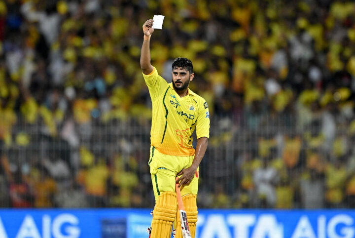 ಅರ್ಧಶತಕ ಸಿಡಿಸಿ ಚೀಟಿ ತೋರಿಸಿದ ಉರ್ವಿಲ್ ಪಟೇಲ್- ತಂದೆಯ ಕನಸು ನನಸು ಮಾಡಿದ ಚೆನ್ನೈ ಆಟಗಾರ