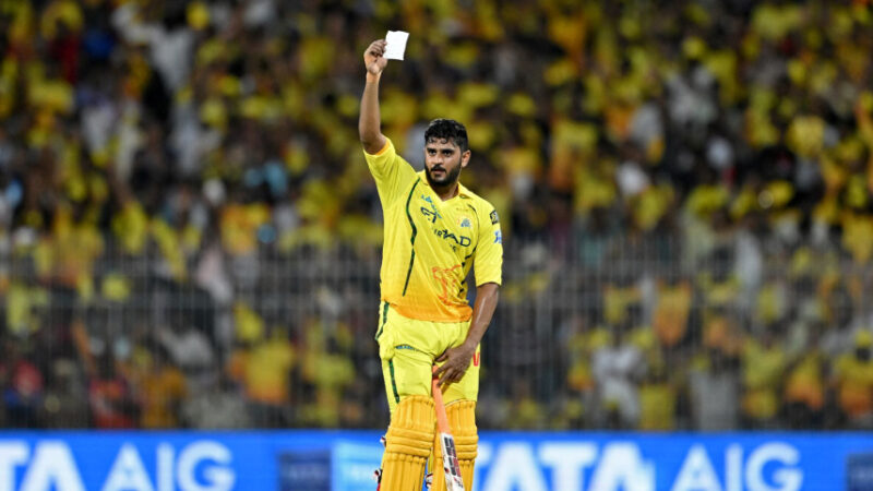 ಅರ್ಧಶತಕ ಸಿಡಿಸಿ ಚೀಟಿ ತೋರಿಸಿದ ಉರ್ವಿಲ್ ಪಟೇಲ್- ತಂದೆಯ ಕನಸು ನನಸು ಮಾಡಿದ ಚೆನ್ನೈ ಆಟಗಾರ