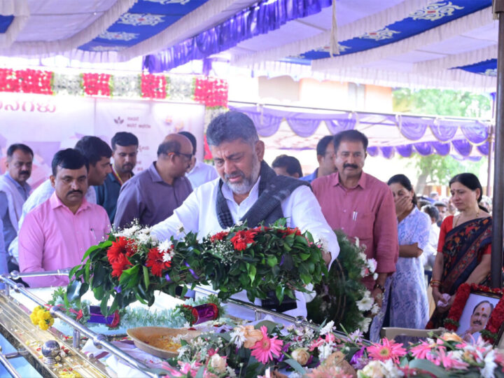 ಸಚಿವ ಡಿ.ಸುಧಾಕರ್ ಅಂತಿಮ ದರ್ಶನ ಪಡೆದ ಡಿಕೆಶಿ – ಚಿತ್ರದುರ್ಗ ಜಿಲ್ಲೆಗೆ ಸರ್ಕಾರಿ ರಜೆ ಘೋಷಣೆ