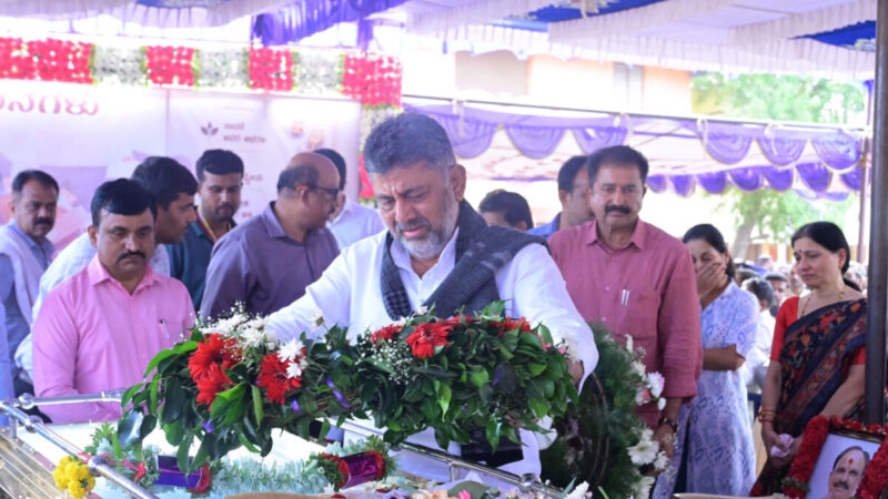 ಸಚಿವ ಡಿ.ಸುಧಾಕರ್ ಅಂತಿಮ ದರ್ಶನ ಪಡೆದ ಡಿಕೆಶಿ – ಚಿತ್ರದುರ್ಗ ಜಿಲ್ಲೆಗೆ ಸರ್ಕಾರಿ ರಜೆ ಘೋಷಣೆ