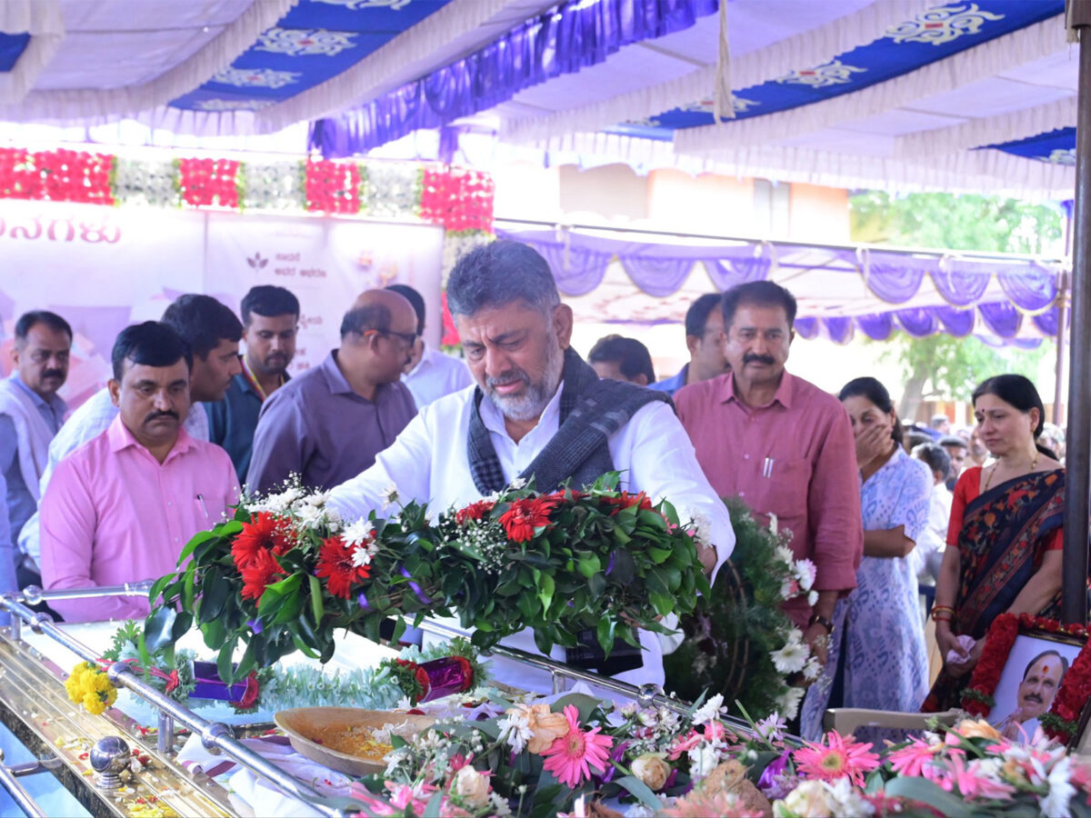 ಸಚಿವ ಡಿ.ಸುಧಾಕರ್ ಅಂತಿಮ ದರ್ಶನ ಪಡೆದ ಡಿಕೆಶಿ – ಚಿತ್ರದುರ್ಗ ಜಿಲ್ಲೆಗೆ ಸರ್ಕಾರಿ ರಜೆ ಘೋಷಣೆ