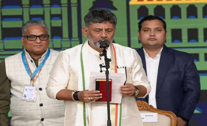 ರಾಜ್ಯದ ಮುಖ್ಯಮಂತ್ರಿಯಾಗಿ ಡಿ.ಕೆ ಶಿವಕುಮಾರ್ ಪ್ರಮಾಣವಚನ – ಅಜ್ಜಯ್ಯನ ಹೆಸರಿನಲ್ಲಿ ಡಿಕೆಶಿ ಪದಗ್ರಹಣ