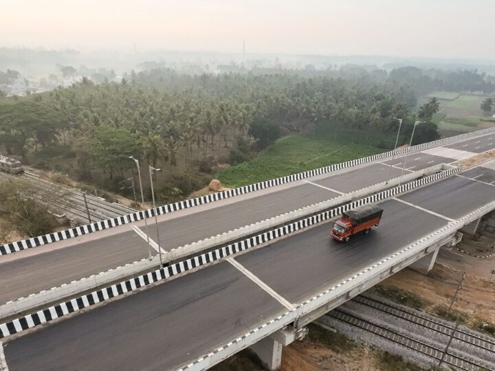 ಮೈಸೂರು-ಬೆಂಗಳೂರು ಎಕ್ಸ್‌ಪ್ರೆಸ್ ರಸ್ತೆಯಲ್ಲಿ ಭೀಕರ ಅಪಘಾತ – ಚಾಲಕನ ಸಾವು, ಸರ್ಕಾರಿ ಅಧಿಕಾರಿಗಳಿಗೆ ಆಸ್ಪತ್ರೆಯಲ್ಲಿ ಚಿಕಿತ್ಸೆ