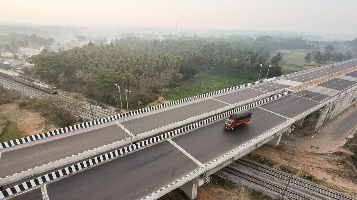 ಮೈಸೂರು-ಬೆಂಗಳೂರು ಎಕ್ಸ್ಪ್ರೆಸ್ ರಸ್ತೆಯಲ್ಲಿ ಭೀಕರ ಅಪಘಾತ – ಚಾಲಕನ ಸಾವು, ಸರ್ಕಾರಿ ಅಧಿಕಾರಿಗಳಿಗೆ ಆಸ್ಪತ್ರೆಯಲ್ಲಿ ಚಿಕಿತ್ಸೆ