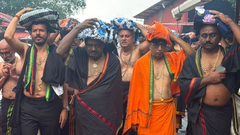 ಅಯ್ಯಪ್ಪಮಾಲೆ ಧರಿಸಿದ ಕೇಂದ್ರ ಸಚಿವ ಹೆಚ್. ಡಿ ಕುಮಾರಸ್ವಾಮಿ – ಇರುಮುಡಿ ಹೊತ್ತು ಶಬರಿಮಲೆಗೆ ಹೊರಟ ಕುಮಾರಣ್ಣ
