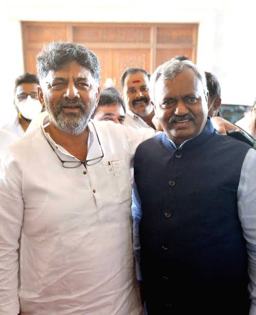ಬಿಜೆಪಿ ಉಚ್ಛಾಟಿತ ಶಾಸಕರಿಂದ ಕಾಂಗ್ರೆಸ್ಗೆ ವೋಟ್ – ಸಿಎಂ ಡಿಕೆಶಿ ಜೊತೆ ಹೆಬ್ಬಾರ್, ಸೋಮಶೇಖರ್ ಫೋಟೋ ಶೂಟ್