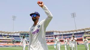 ಅಫ್ಘಾನ್ಗೆ ಭಾರತ ಫಾಲೋಆನ್ ಅಸ್ತ್ರ – ಡೆಬ್ಯೂ ಮ್ಯಾಚ್ನಲ್ಲೇ ಸುತಾರ್ 6 ವಿಕೆಟ್