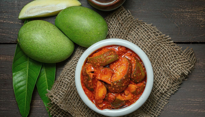 ಅಗತ್ಯಕ್ಕಿಂತ ಹೆಚ್ಚಿನ ಪ್ರಮಾಣದಲ್ಲಿ ಉಪ್ಪಿನಕಾಯಿ ಸೇವಿಸುತ್ತೀರಾ? – ಇಷ್ಟ ಅಂತ ಹೆಚ್ಚು ತಿಂದ್ರೆ ಆರೋಗ್ಯಕ್ಕೆ ಕುತ್ತು!
