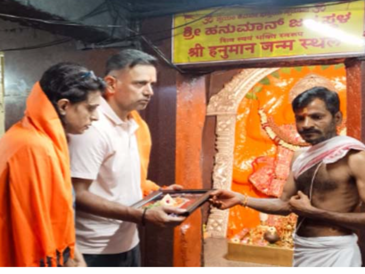 ಅಂಜನಾದ್ರಿ ಬೆಟ್ಟ ಹತ್ತಿ ಹನುಮನಿಗೆ ವಿಶೇಷ ಪೂಜೆ ಸಲ್ಲಿಸಿದ ರಾಹುಲ್ ದ್ರಾವಿಡ್ ದಂಪತಿ