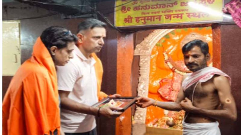 ಅಂಜನಾದ್ರಿ ಬೆಟ್ಟ ಹತ್ತಿ ಹನುಮನಿಗೆ ವಿಶೇಷ ಪೂಜೆ ಸಲ್ಲಿಸಿದ ರಾಹುಲ್ ದ್ರಾವಿಡ್ ದಂಪತಿ
