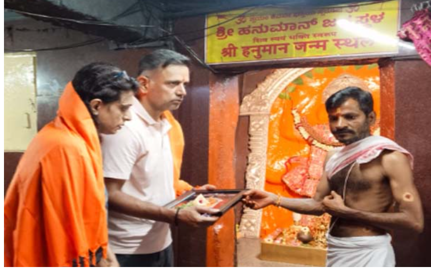 ಅಂಜನಾದ್ರಿ ಬೆಟ್ಟ ಹತ್ತಿ ಹನುಮನಿಗೆ ವಿಶೇಷ ಪೂಜೆ ಸಲ್ಲಿಸಿದ ರಾಹುಲ್ ದ್ರಾವಿಡ್ ದಂಪತಿ