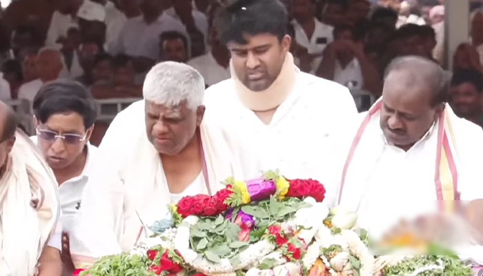 ಮುದ್ದಿನ ಪತ್ನಿಗೆ ದೇವೇಗೌಡರಿಂದ ಭಾವುಕ ವಿದಾಯ! – ಪ್ರೀತಿಯ ಅಮ್ಮನಿಗೆ ಮಕ್ಕಳ ಕೊನೆಯ ಮುತ್ತು!
