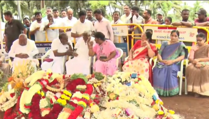 ಬೆಳಗ್ಗೆ ಎದ್ದವರೇ ಪತ್ನಿ ಸಮಾಧಿ ಬಳಿ ಬಂದರು- ಚೆನ್ನಮ್ಮನ ನೆನೆದು ಕಣ್ಣೀರಿಟ್ಟ ದೇವೇಗೌಡರು