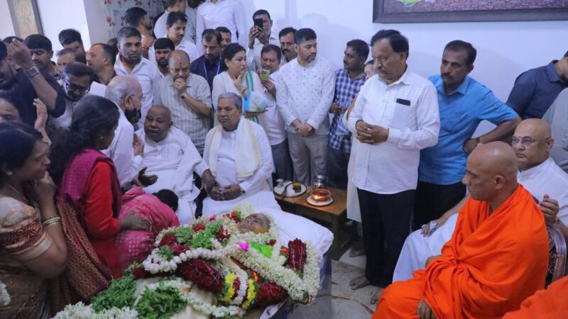 ಪತ್ನಿ ಚೆನ್ನಮ್ಮಗೆ ತಾಳಿ ಕಟ್ಟಿ ವಿದಾಯ ಹೇಳಿದ ದೇವೇಗೌಡರು – ದೊಡ್ಡಗೌಡರ ಕುಟುಂಬಕ್ಕೆ ಗಣ್ಯರ ಸಾಂತ್ವನ