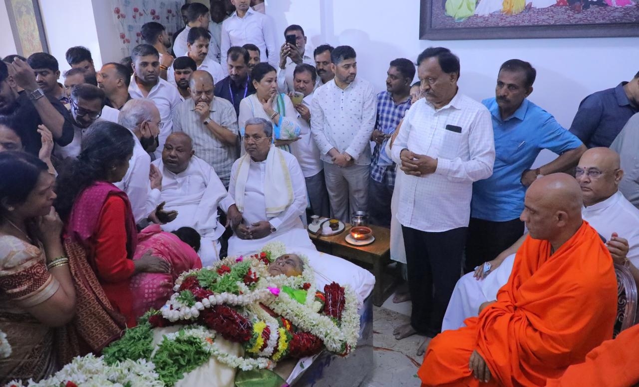 ಪತ್ನಿ ಚೆನ್ನಮ್ಮಗೆ ತಾಳಿ ಕಟ್ಟಿ ವಿದಾಯ ಹೇಳಿದ ದೇವೇಗೌಡರು – ದೊಡ್ಡಗೌಡರ ಕುಟುಂಬಕ್ಕೆ ಗಣ್ಯರ ಸಾಂತ್ವನ