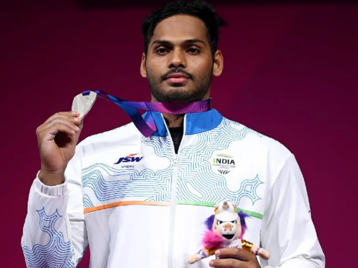79 ಕೆಜಿ ವಿಭಾಗದಲ್ಲಿ ಬೆಳ್ಳಿ ಪದಕ ಗೆದ್ದ ವೇಟ್‌ಲಿಫ್ಟರ್ ವಲ್ಲೂರಿ ಅಜಯ ಬಾಬು