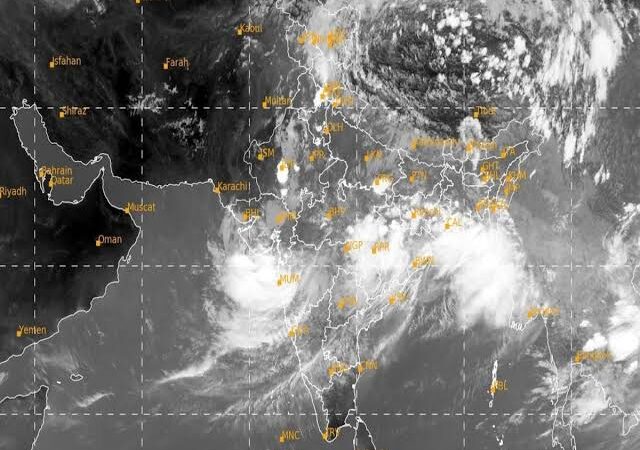 ಮಳೆಗಾಗಿ ಕಾಯುತ್ತಿದ್ದ ರೈತರಿಗೆ ಗುಡ್‌ನ್ಯೂಸ್ –  ಮಳೆಯನ್ನ ಹೊತ್ತು ತರುತ್ತಿವೆ ಭಾರೀ ಮೋಡಗಳು