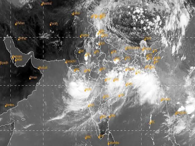 ಮಳೆಗಾಗಿ ಕಾಯುತ್ತಿದ್ದ ರೈತರಿಗೆ ಗುಡ್‌ನ್ಯೂಸ್ –  ಮಳೆಯನ್ನ ಹೊತ್ತು ತರುತ್ತಿವೆ ಭಾರೀ ಮೋಡಗಳು