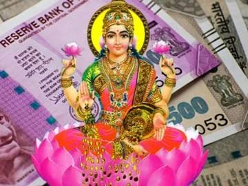 ಕೈತುಂಬಾ ಹಣ ಬಂದ್ರೂ ನಿಮ್ಮ ಕೈಯಲ್ಲಿ ನಿಲ್ತಾ ಇಲ್ವಾ? – ಲಕ್ಷ್ಮೀ ದೇವಿ ಕೃಪೆಗೆ ಈ ಟಿಪ್ಸ್ ಫಾಲೋ ಮಾಡಿ