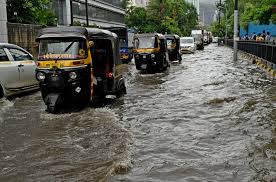 ಮುಂಬೈನಲ್ಲಿ ಮಳೆ ಅಬ್ಬರ – ಶಾಲಾ,ಕಾಲೇಜುಗಳಿಗೆ ರಜೆ, ರೈಲು ಸ್ಥಗಿತ, ವಿಮಾನ ಹಾರಾಟದಲ್ಲೂ ಅಡಚಣೆ