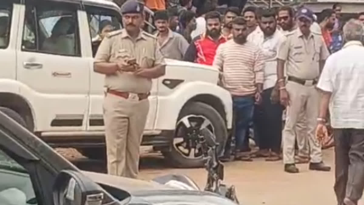 ಹುಬ್ಬಳ್ಳಿಯಲ್ಲಿ ಹಾಡಹಗಲೇ ನಡುರಸ್ತೆಯಲ್ಲಿ ಕೊಲೆ – ಜನರ ಎದುರೇ ಕೊ*ಚ್ಚಿ ಕೊ*ಚ್ಚಿ ಕೊಂದ ಪಾಪಿಗಳು!