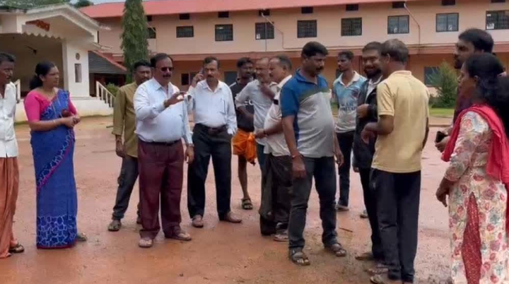ಶಾಲೆಗೆ ರಜೆ ಕೊಡಿಸಿದ ಕಾಡಾನೆಗಳ ಹಿಂಡು – ಸುಳ್ಯದಲ್ಲಿ ಗಜಪಡೆಯ ಕಾಟಕ್ಕೆ ಸ್ಕೂಲ್ ಬಂದ್