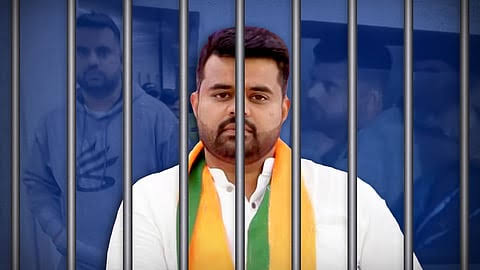 ಪರಪ್ಪನ ಅಗ್ರಹಾರದಲ್ಲಿ ಸಿಸಿಬಿ ರೈಡ್ – ಪ್ರಜ್ವಲ್ ರೇವಣ್ಣ ಬಳಿ ಮೊಬೈಲ್‌, ಪೆನ್‌ಡ್ರೈವ್ ಪತ್ತೆ