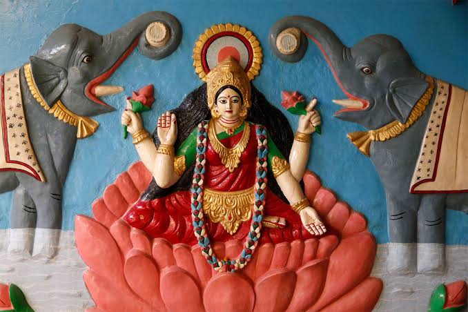 ಲಕ್ಷ್ಮಿ ಅಶೀರ್ವಾದ ನಿಮ್ಮ ಮೇಲೆ ಇರಬೇಕಾ? – ದೇವಿಯನ್ನು ಹೀಗೆ ಆರಾಧಿಸಿ