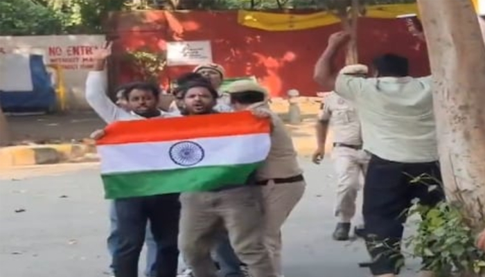ನಿಷೇಧವಿದ್ದರೂ ಜಂತರ್ ಮಂತರ್‌ಗೆ ನುಗ್ಗಿ ಪ್ರತಿಭಟನೆ! – ಕಾಕ್ರೋಚ್’ ನಾಯಕರು ಪೊಲೀಸ್ ವಶಕ್ಕೆ